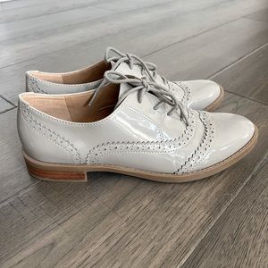 SOLD Franco Sarto light gray patent leather Oxford shoe size 8